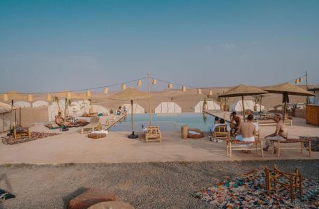 Situé dans le désert d'Agafay, le Selina Agafay Nomad Camp propose une piscine extérieure et une terrasse avec vue sur les étendues de sables : une expérience digital nomad au Maroc.