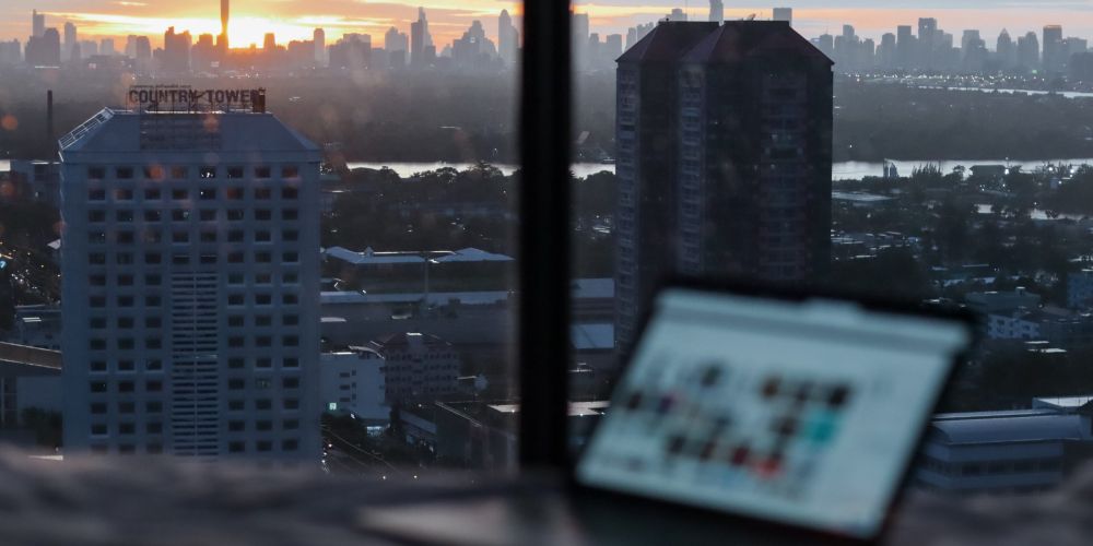 quel est le budget idéal pour un digital nomad ? photo mettant en avant le mode de vie digital nomade alliant travail et voyage.