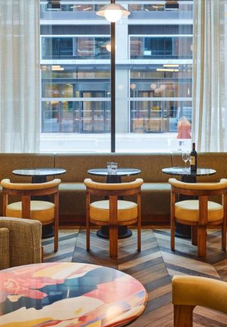 Café intérieur du Tribe London Canary Wharf, hôtel digital nomad à Londres.