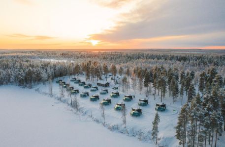 Profite de la sérénité du lac Ranuanjärvi depuis ton igloo en verre. Les parois transparentes t'offrent une vue à couper le souffle sur ce coin de paradis finlandais.