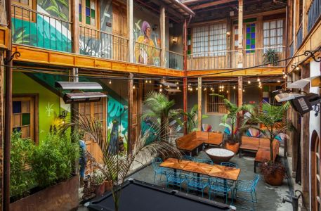 Découvre Bogotá depuis Selina La Candelaria, un hotel digital nomad en Colombie.
