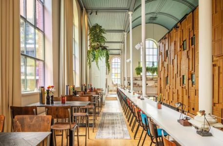 Les espaces de travail communs du Bunk Hotel Utrecht : séjour insolite aux Pays-Bas.