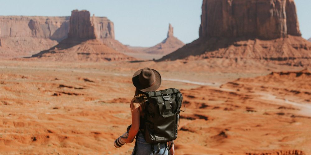 Femme voyageant seule pour illustrer un article des meilleures destinations où voyager seul en tant que digital nomad.