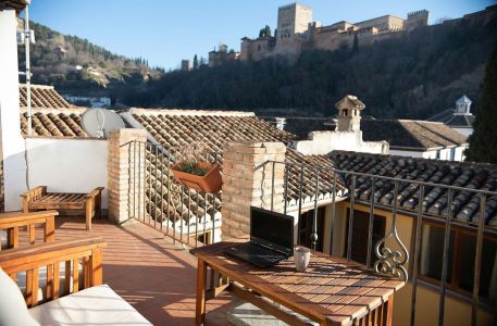 L'établissement Alh Patio Apartamentos, hôtel coworking à Grenade, est situé en face de l'Alhambra dans le quartier historique d'Albaicín.
