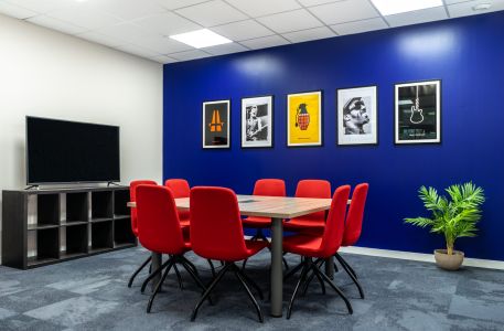 Image d'une salle de réunion de l'espace coworking à Valbonne Sundesk Sophia Antipolis.