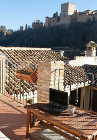L'établissement Alh Patio Apartamentos, hôtel coworking à Grenade, est situé en face de l'Alhambra dans le quartier historique d'Albaicín.